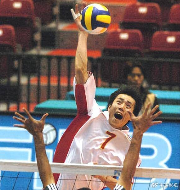 了自己的兴趣,并且在日复一日的练习中,渐渐把排球发展成自己的特长