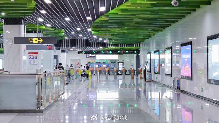 成都地铁望丛祠站站内壁画以望帝治水的历史故事为主题