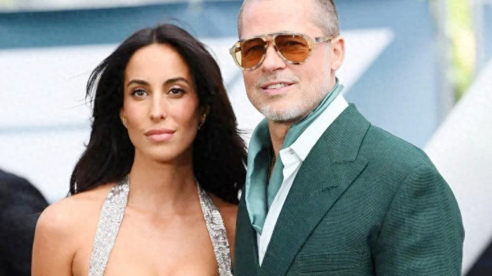 62岁皮特谈恋爱，小29岁女友是珠宝高管，俩人形影不离出门手牵手