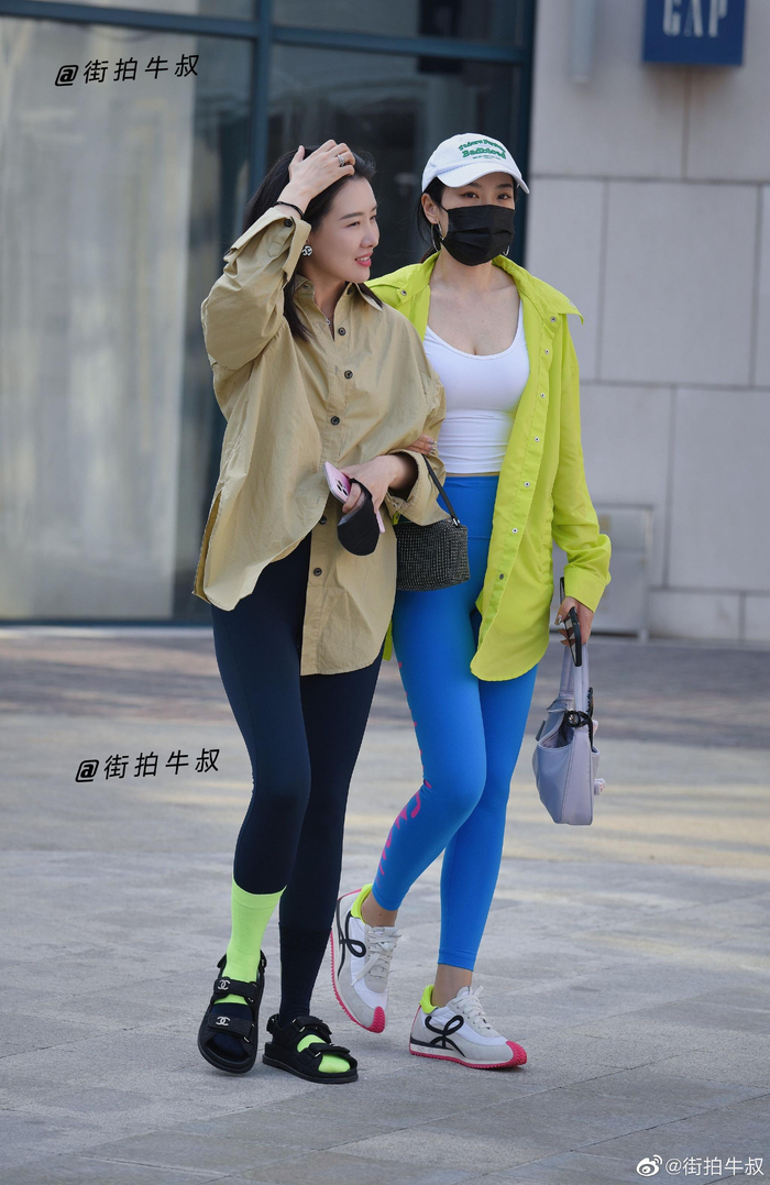 两位美女穿着性感的运动瑜伽裤出街