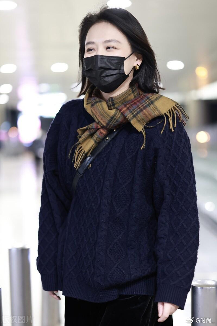 马思纯才是微胖女孩穿搭模版,复古风毛衣 黑色半身裙,文艺显瘦|毛衣