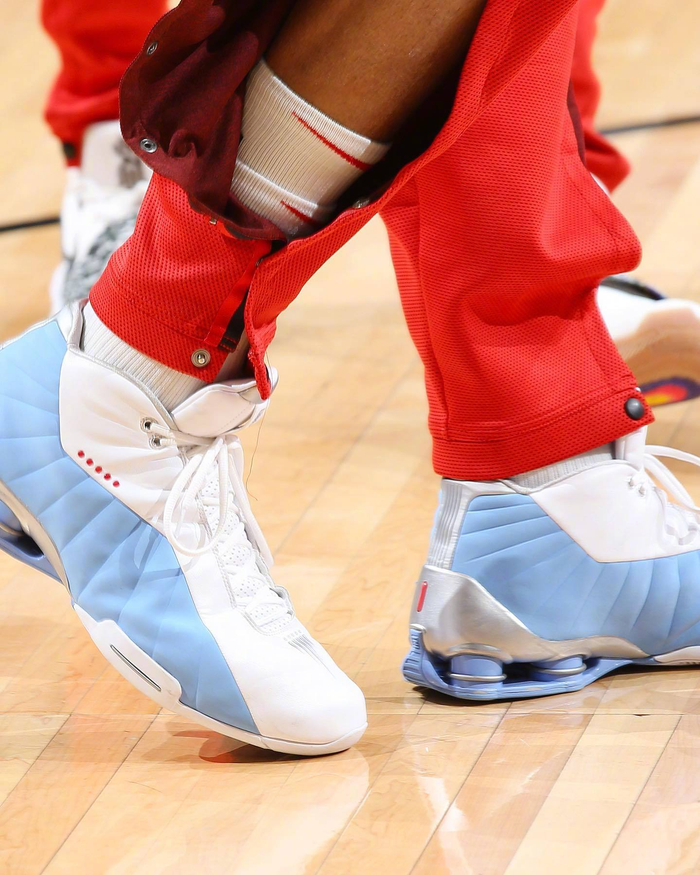 卡特曾经上脚过的nikeshoxbb4球鞋