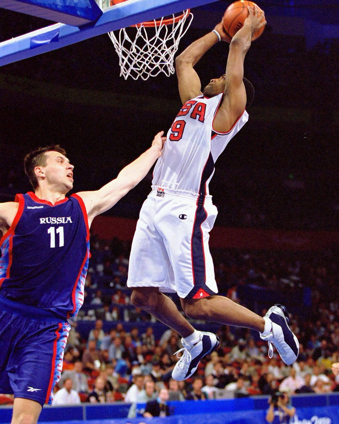 卡特曾经上脚过的nikeshoxbb4球鞋