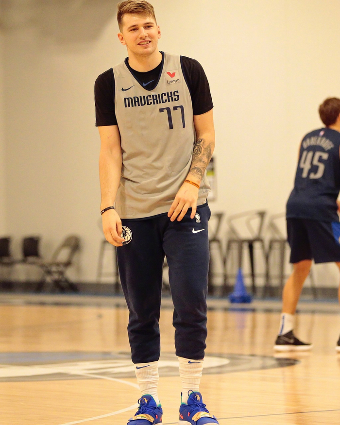 2018年刚登陆nba时期的东契奇,那个时候还和布伦森还没被交易