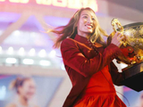 陪郑钦文熬过低谷的品牌，才配得上她的巅峰