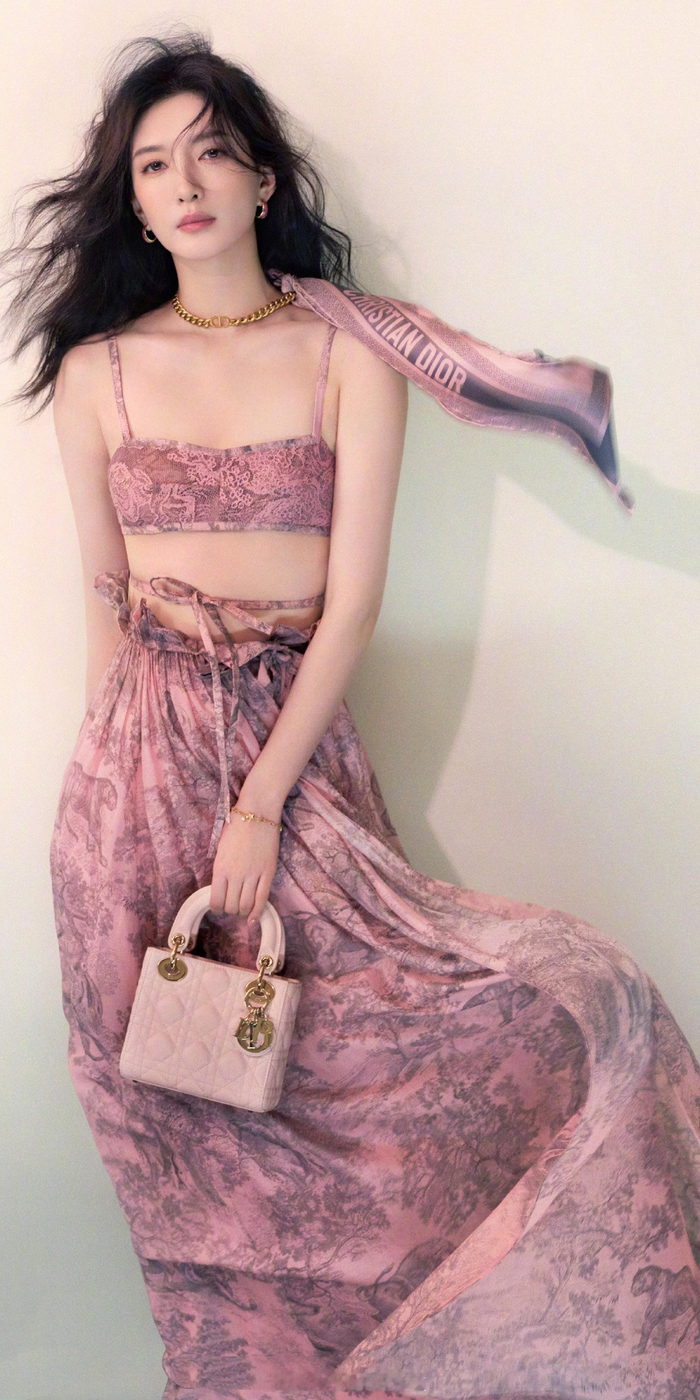 江疏影抹胸吊带既性感又不失高级感