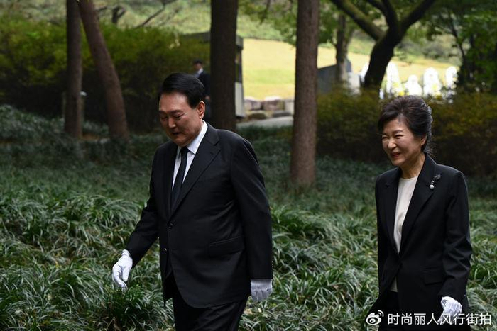71岁朴槿惠出席父亲悼念仪式!黑色西装很精致,尹锡悦捧着她的手