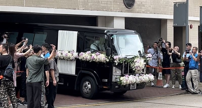 驻港部队举行升旗仪式 市民:国家强大,特意来观礼丨香港一日__财经