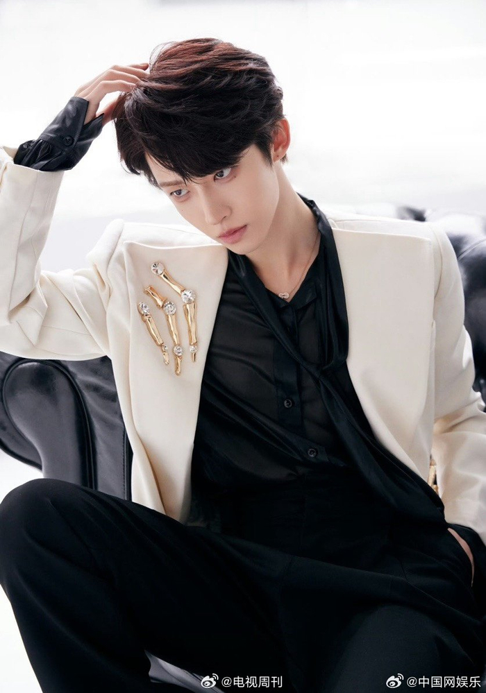 帅气国风少年刘宇黑衬衫白西装勾勒出完美身姿
