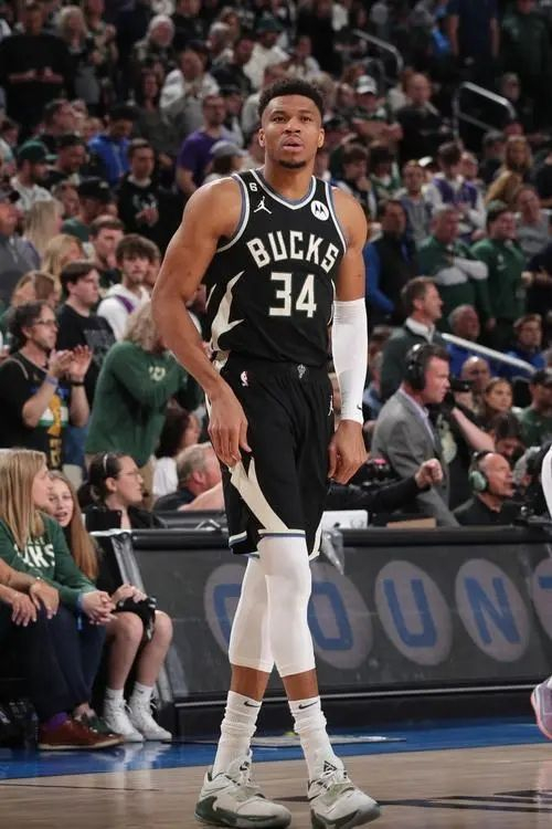 浓眉戴维斯砍下34分23板,pk字母哥的超级三双,砍下