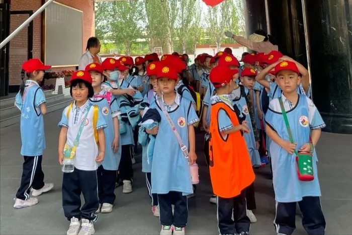 包头市昆区第一实验小学——博物馆"探索石间密语"