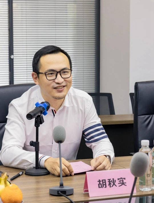 传媒研究院院长杨晓峰,商务传媒学院新闻系主任许艳,办公室主任刘海刚