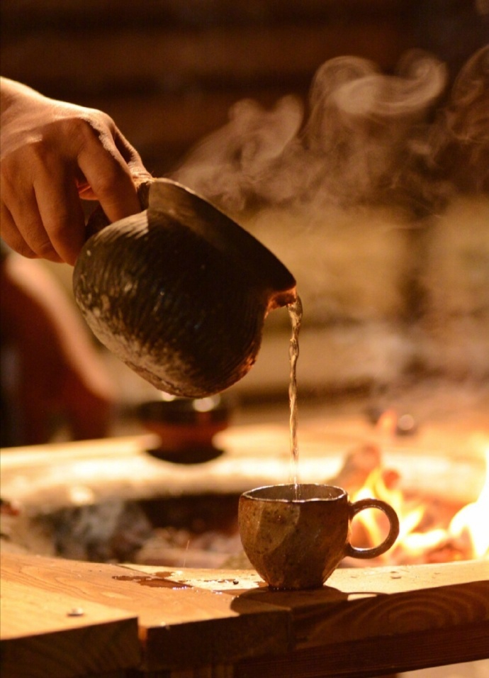 绿蚁新醅酒红泥小火炉晚来天欲雪能饮一杯无