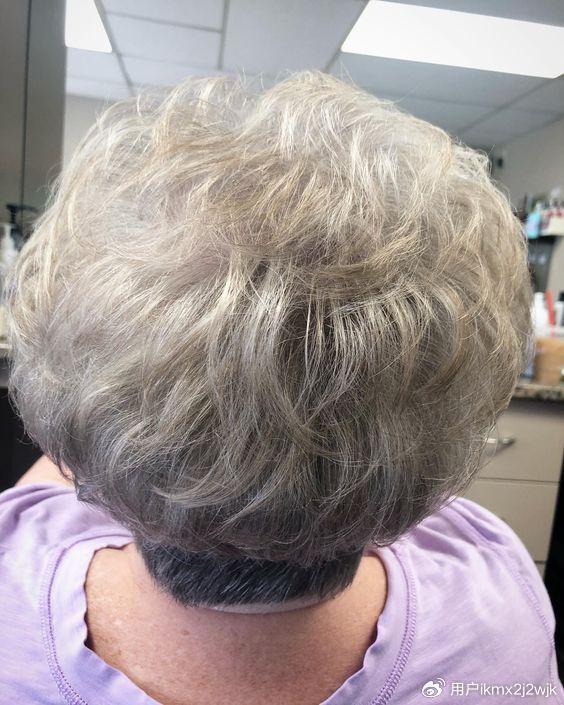 中老年女性,发型这样剪,立体时尚显气质|发型|烫发|大卷_新浪新闻