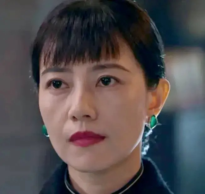 大部分女生都不敢轻易尝试高圆圆这种特别古老的齐刘海扮相吧