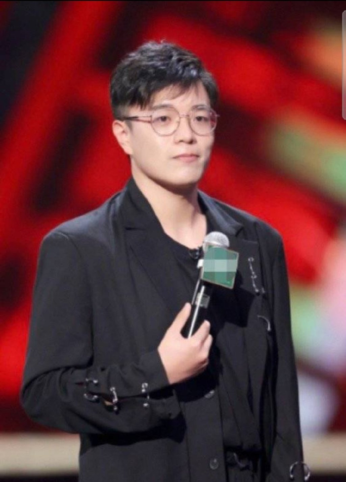 脱口秀杨波试图自杀引热议,称吃头孢喝酒没事,官媒紧急呼吁别信__财经头条__新浪财经