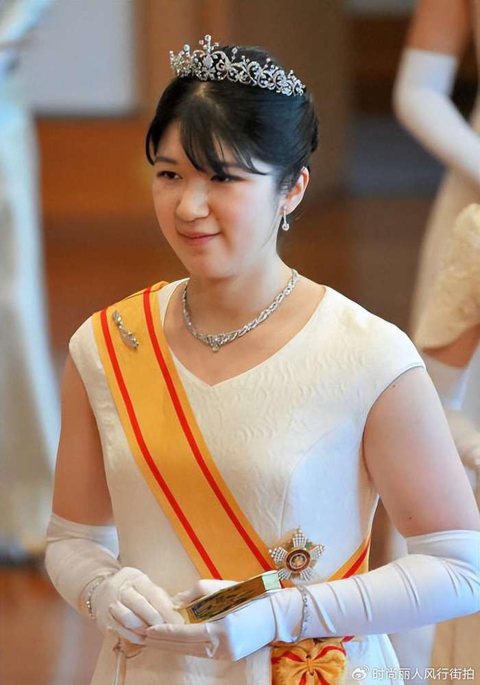 22岁爱子公主穿粉裙美翻了,不输佳子公主|雅子|日本皇室|皇后_新浪