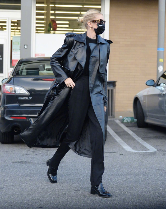 超模stella maxwell 现身洛杉矶 whole foods 购物的街拍