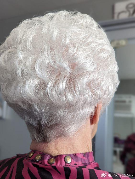 中老年女性,发型这样剪,立体时尚显气质