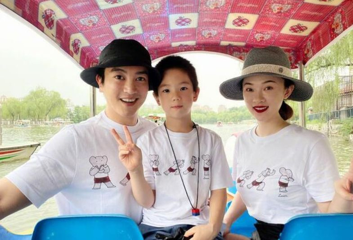 嗯哼乖巧带小妹妹,两人穿同款万元校服|霍思燕|小女孩|校服_新浪新闻