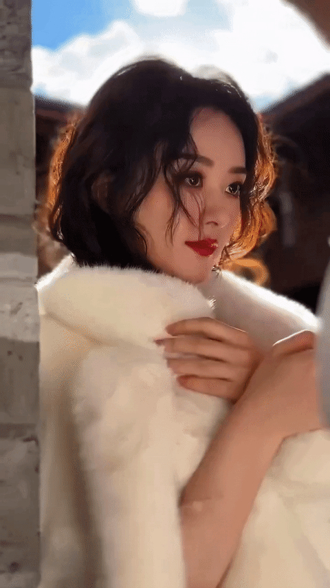 赵丽颖蛋卷发型慵懒性感低头拨弄手机侧颜精致