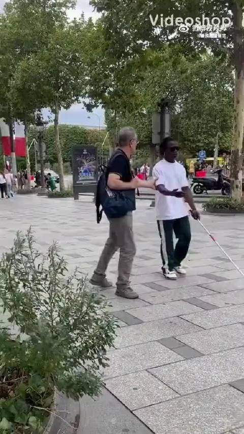 国外街头测试当盲人需要帮助时不同路人的表现