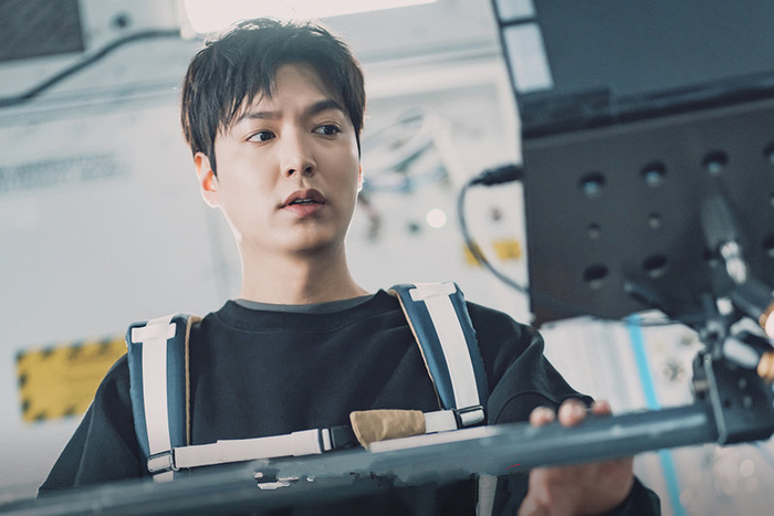《问问星星吧》首播，李敏镐孔晓振主演，在太空舱里也能谈恋爱|韩剧|财阀|电视剧|男主角|千金_新浪新闻