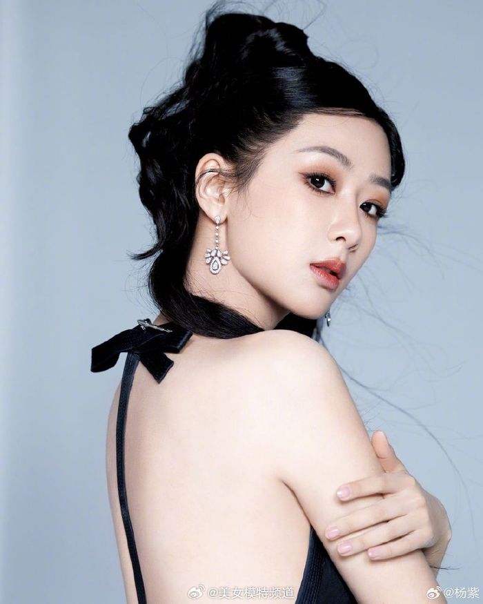 杨紫晒黑色露背裙造型美照 化美拉德小烟熏妆酷美性感