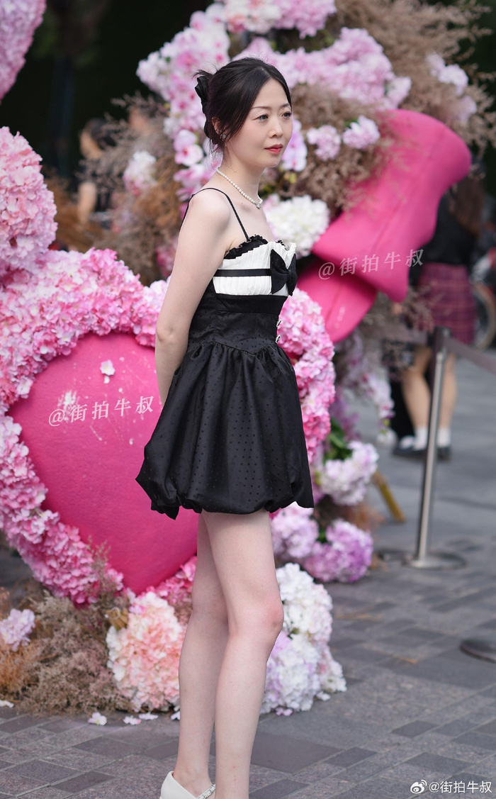 白皙美女穿着漂亮的黑色短裙出街