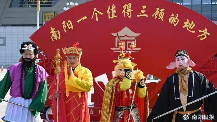 向来宛游客宣传南阳文旅资源,赠送特色礼物,免费发放景区门票,举行