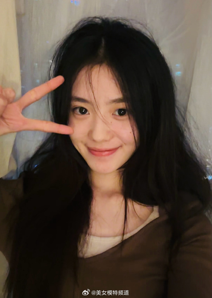 刘浩存晒四宫格怼脸自拍照对镜比耶笑容好甜