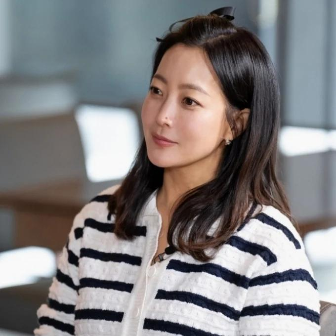 负责导演该节目的制片人金普美,谈到了时隔三年重返娱乐圈的金喜善的