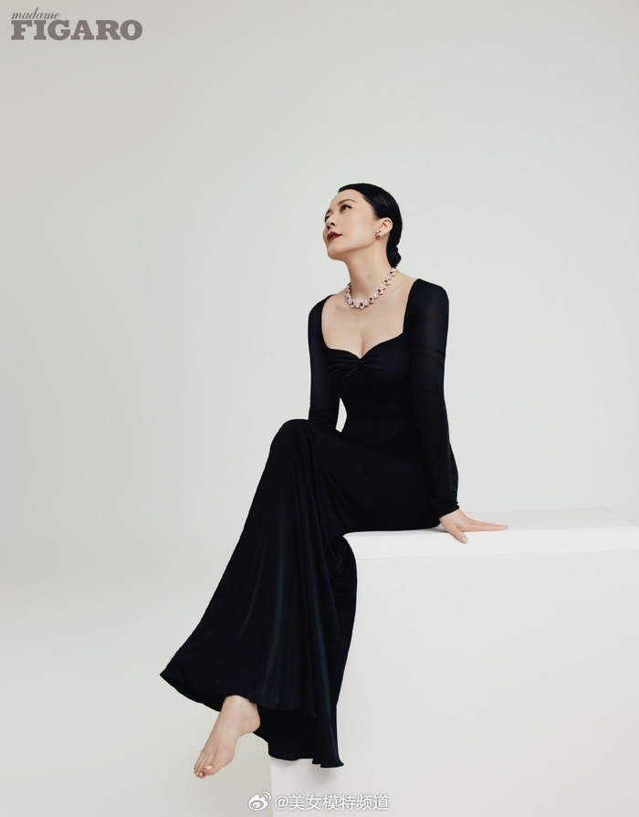 俞飞鸿戴金丝眼镜知性十足黑发红唇展现成熟韵味