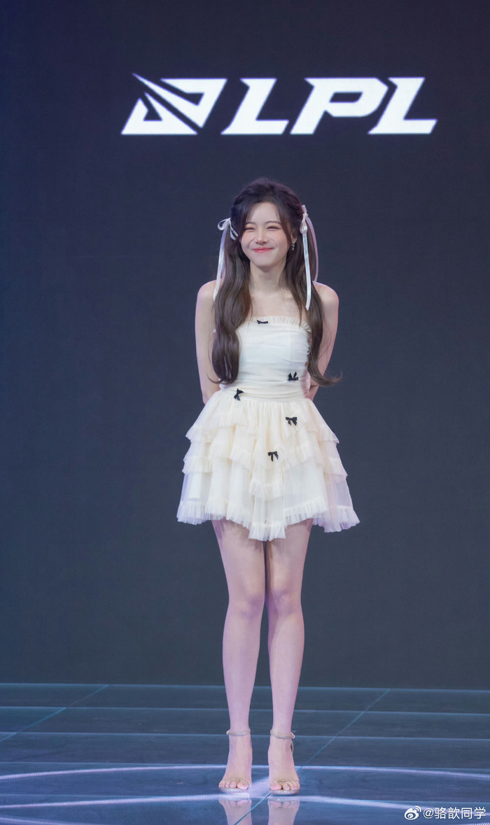 还是甜美风适合驼子姐呀骆歆晒主持照