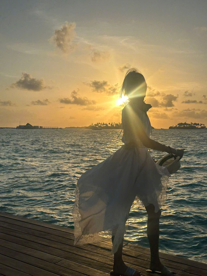 关晓彤马尔代夫旅游碎片掉落,一身白裙面向阳光大海,好有氛围感