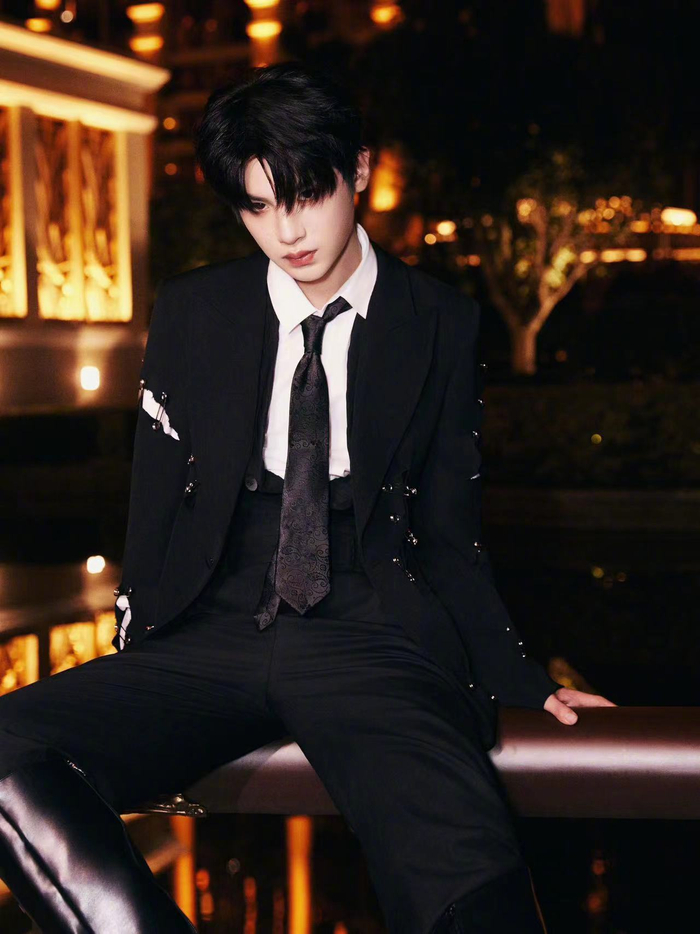 3/ 9黄明昊@jjjustin0219 家族演唱会舞台造型来啦,黑色蕾丝蒙眼造型