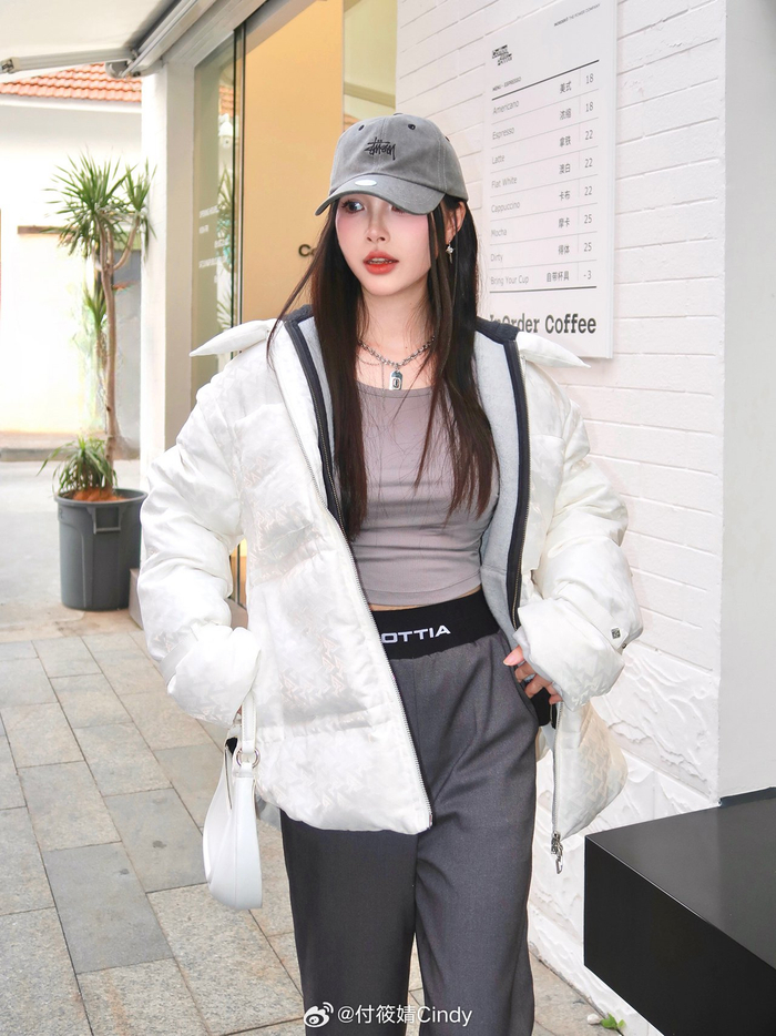 冬天总要有件白色羽绒服吧～ 整个人暖暖的 喜欢露思同款西装裤