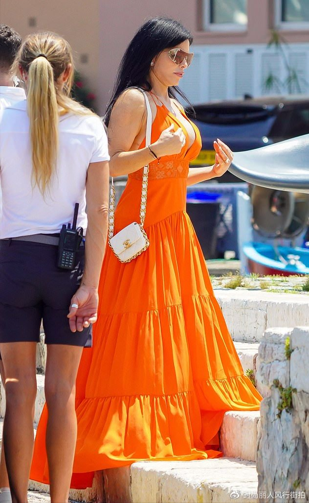 而这次桑切斯换成了一身长裙,正好可以将粗壮的腿部遮住,从而展现出