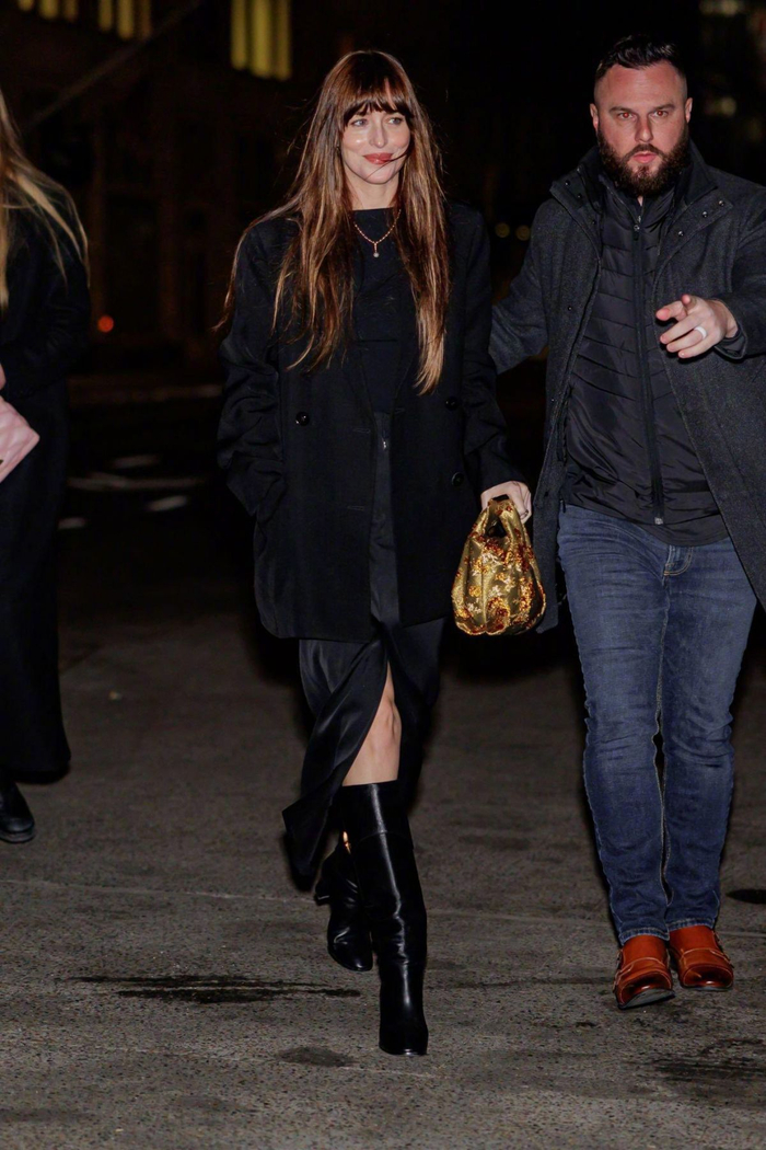 达科塔约翰逊dakotajohnson现身纽约抵达snl