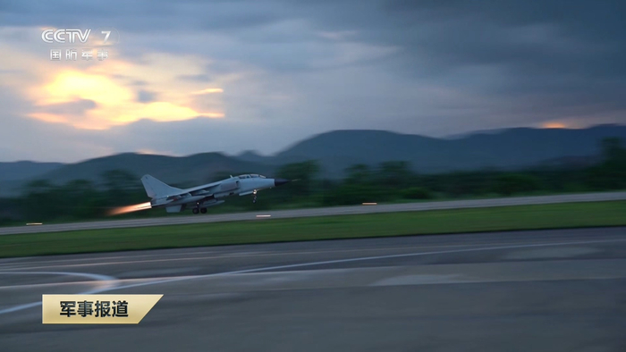 南海某机场空军航空兵某旅开展跨昼夜飞行训练