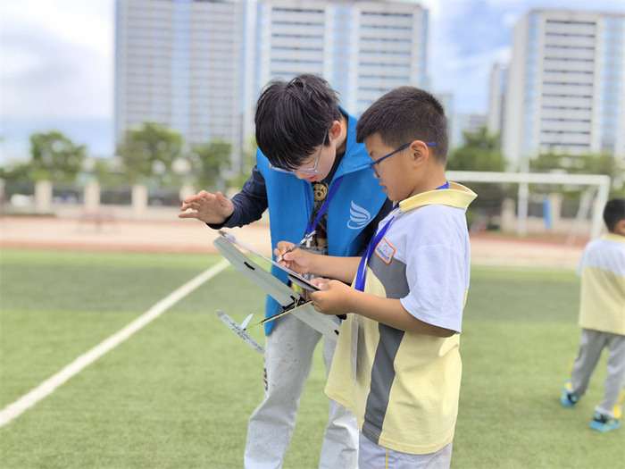 飞向太空"青少年航空航天模型竞赛开幕式上,西安高新区航模协会会长章