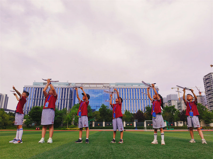 飞向北京 西安市四百名青少年追逐航空航天模型竞赛选拔赛