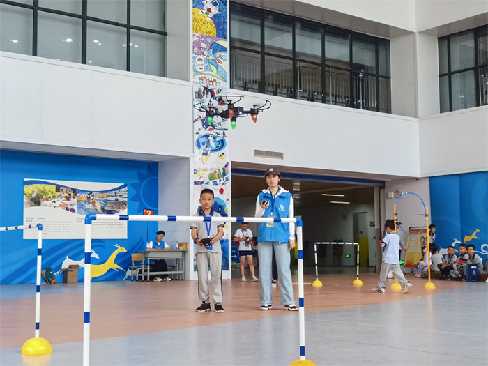 飞向太空"青少年航空航天模型竞赛开幕式上,西安高新区航模协会会长章