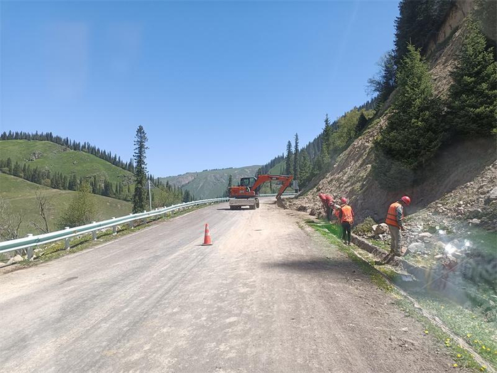 "中国最美公路"独库公路6月1日通车