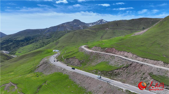 面对壮美的风景她高兴地说:"我们自驾到昭苏旅游,走伊昭公路被壮美的