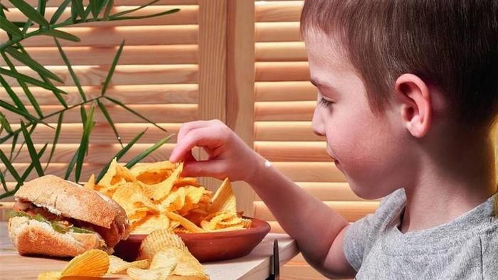 幼儿园管饭，回家却喊饿，孩子到底怎么了？