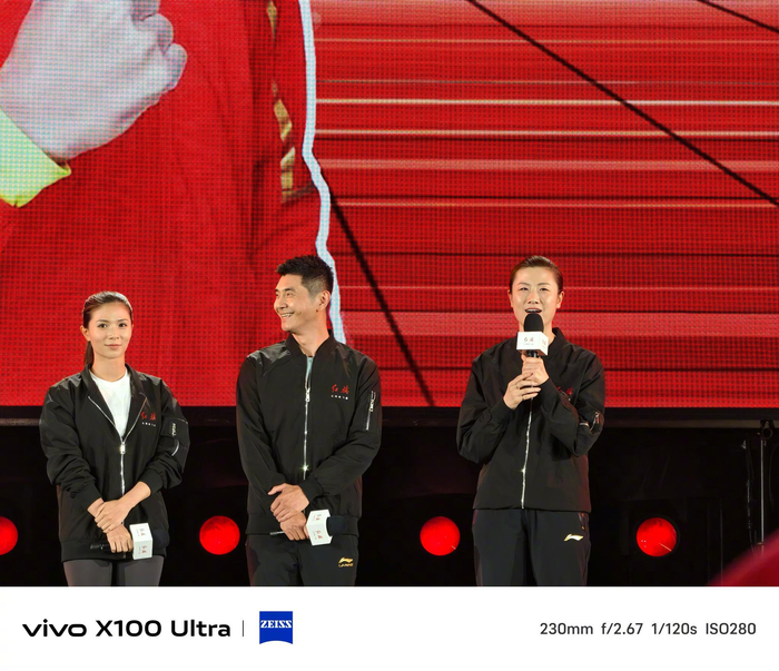 现场特邀了三位奥运冠军:何姿,邢傲伟,丁宁