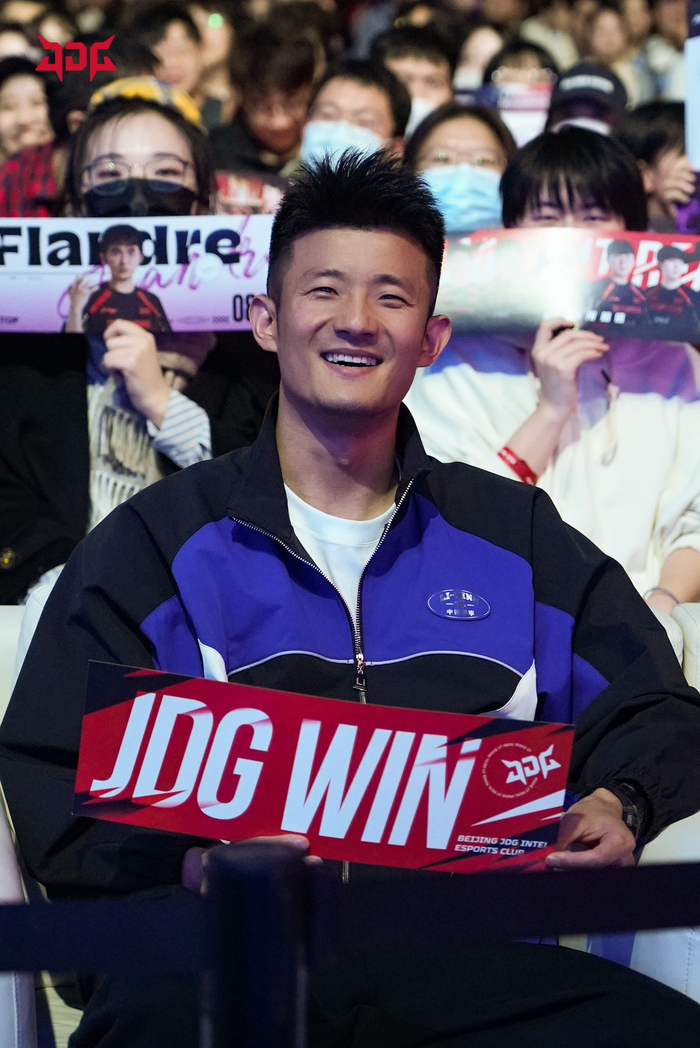 羽毛球奥运冠军谌龙现身北京jdg主场现场观赛