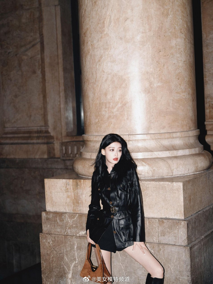 孙怡米兰变酷girl穿黑色皮衣短裤露细长美腿又美又飒