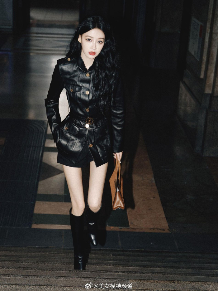 孙怡米兰变酷girl穿黑色皮衣短裤露细长美腿又美又飒
